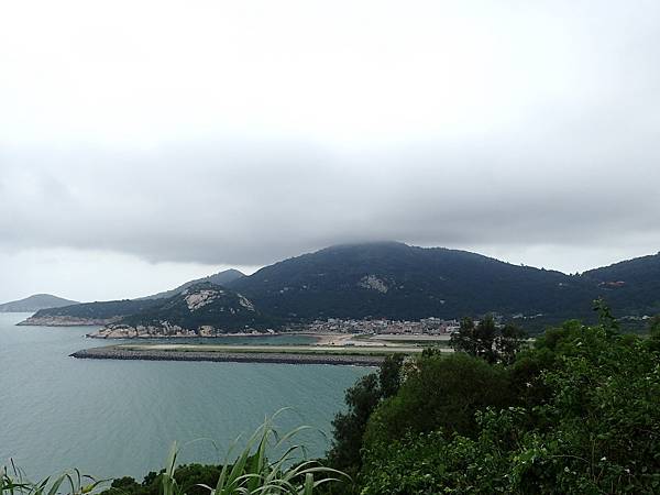 現在只剩壁山山頭還在雲霧裡, 若雷達可以架在那兒, 北竿航空站和南竿航空站都可以看到, 該有多好...