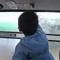 這一大一小又搭上了公車... 小傢伙阿~ 你沒看到一旁的字寫著要 "緊握扶手" 嗎? 阿你是在忙什麼?? (+_+)?
