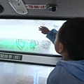 原來是車內玻璃起霧, 小傢伙正在寫字ㄋ~ ^_^ (但很危險捏~ ´･_･`)