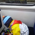 回家的火車上, 小傢伙脫掉已經濕透的襪子, 打算乾爽爽的享受這不算長的旅程 (*∩_∩*)