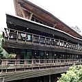 就在這北投公園內的北投圖書館是台灣第一個綠建築圖書館, 整棟建築主要由木頭建造而成, 遠看就像一座藏身在森林中的樹屋