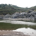 龍鳳谷的地表與硫磺谷同樣殘破, 因為受到地熱酸氣腐蝕作用與採硫所造成的, 四處還不時冒著硫蒸氣 (°_°)