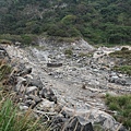 而步道右側就是龍鳳谷, 位於紗帽山西側, 有火山和沉積岩地質景觀, 地熱與溫泉活動旺盛, 有許多噴氣孔白煙繚繞