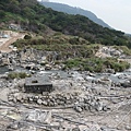 谷地有多處人工鑿氣井, 龍鳳谷為鑽地熱井後引入清水來中和高溫之汽調整成適當溫度, 經水、氣結合提溫(50-90℃)的酸性硫酸鹽白磺泉