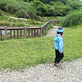 小傢伙很輕鬆地就這樣走完這二子坪步道, 到了盡頭處的「二子坪親水公園」(*∩_∩*)