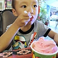 但看小傢伙這樣子, 好像真有喜歡草莓冰淇淋這回事 =_=