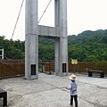 「四廣潭吊橋」就位於十分旅遊服務中心前, 橋身跨越基隆河, 而橋下則為形狀方正的四廣潭