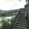 一過這四廣潭吊橋, 就是直接下階梯... 這樣的設計, 好像對老人家或親子遊不是很友善... = ="