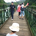 要去觀賞十分瀑布, 還得經過這「觀瀑吊橋」, 觀瀑吊橋在基隆河與月桃寮溪的交會處, 旁邊是平溪支線鐵路, 是平溪唯一與支線火車平行的吊橋, 從橋上就可以欣賞到眼鏡洞瀑布, 是欣賞眼鏡洞瀑布的絕佳地點, 眼鏡洞瀑布就位於十分瀑布上游