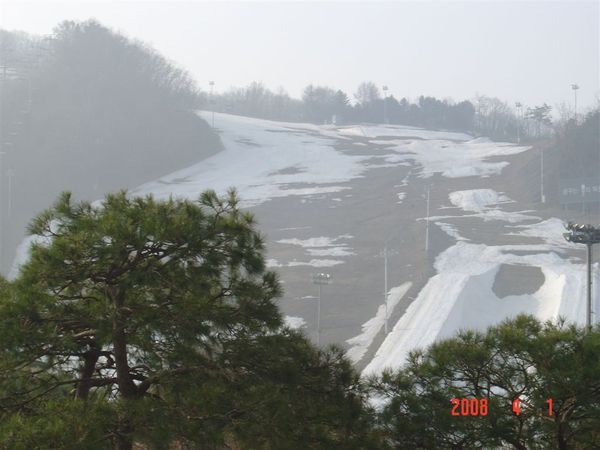 洪川大明渡假村的殘雪