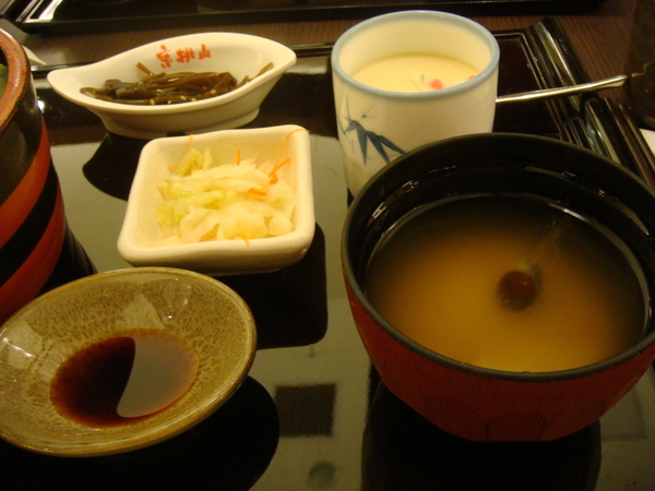味噌湯、小菜、茶碗蒸
