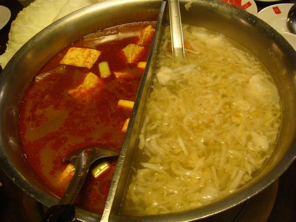 鴛鴦鍋（麻辣鍋＆酸菜白肉鍋）