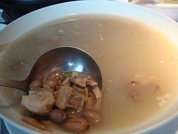 墨魚花生排骨湯