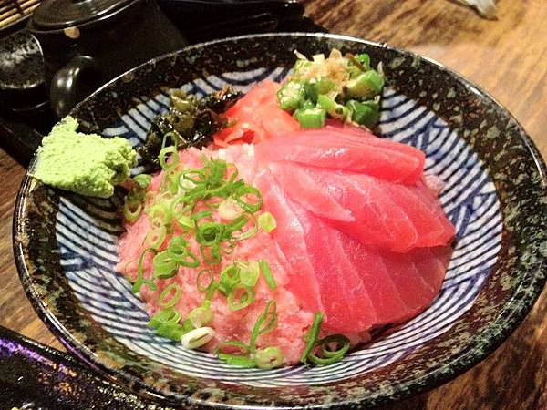 鮪魚雙色丼220元