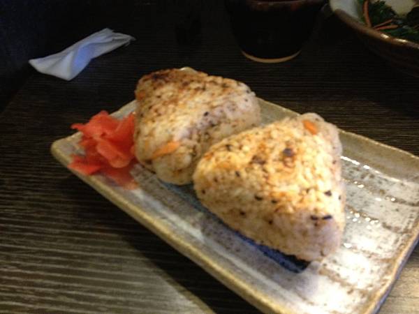 鮭魚燒烤飯糰110元