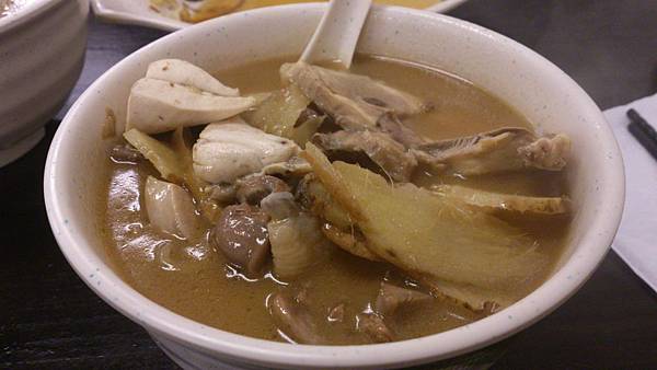 招牌麻油雞（山雞加下水）