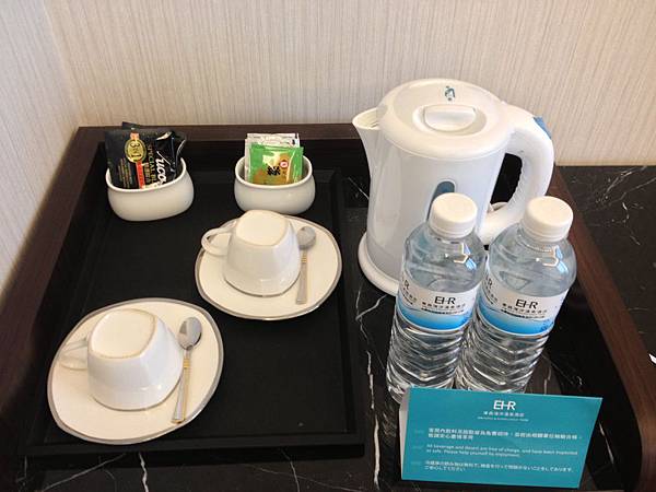 礦泉水跟茶包 礦泉水跟茶包