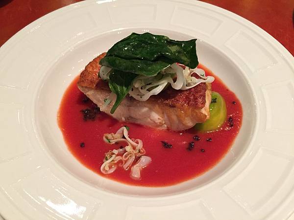 現流海魚番茄醬汁及花枝沙拉 現流海魚番茄醬汁及花枝沙拉