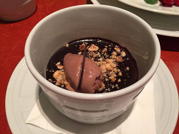 義式奶酪佐黑巧克力及榛果 義式奶酪佐黑巧克力及榛果