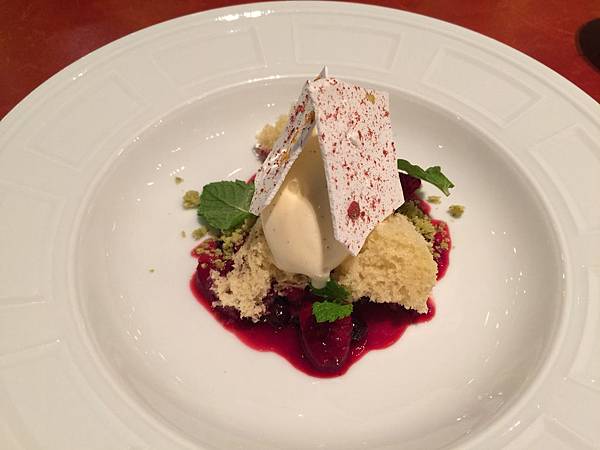 綜合野莓湯搭配海綿蛋糕及香草冰淇淋 綜合野莓湯搭配海綿蛋糕及香草冰淇淋