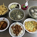 滿桌食物