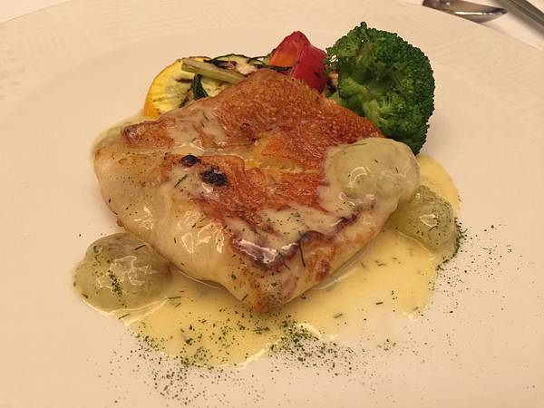 嫩煎鮮魚佐白酒奶油汁