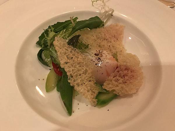 初生蛋襯綠蘆筍佐蕃茄及帕瑪森起士