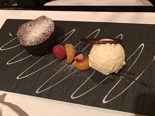 特級巧克力鬆糕襯香草冰淇淋