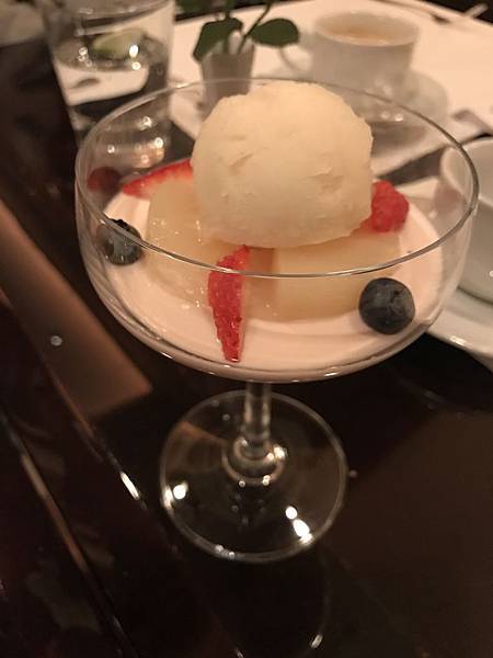 玫瑰荔枝奶酪襯洋梨雪酪