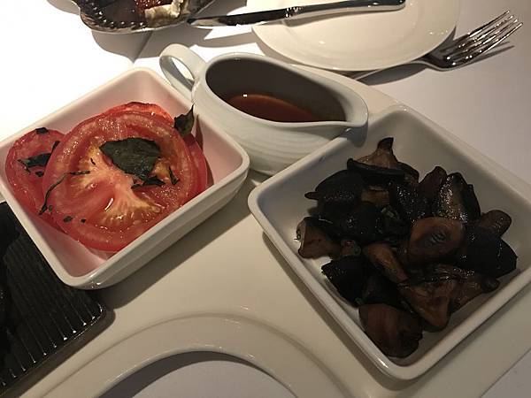 蘿勒烤蕃茄＆香料炒野菇
