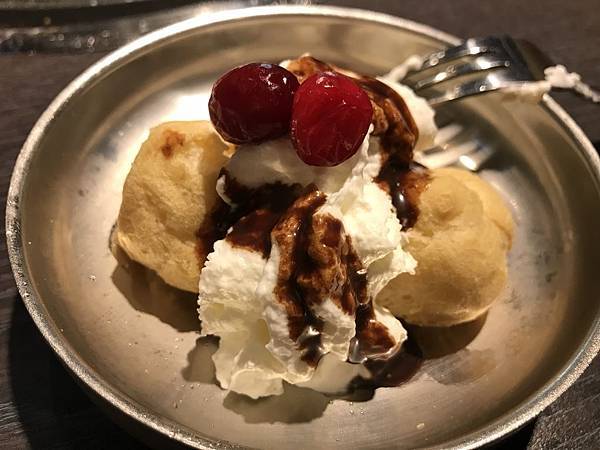 鮮奶油泡芙（內有冰淇淋）