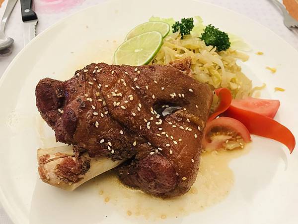 酥烤德國豬腳,500元 酥烤德國豬腳,500元