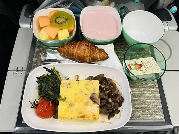 113年10月下旬長榮航空桃園機場飛德國慕尼黑機場的飛機餐