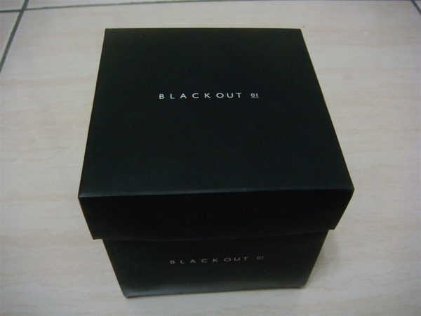 BLACKOUT外包裝