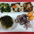 106.3.30素紫米飯、壽喜燒丸子、開陽大頭菜、香炒青江菜、韓式海芽湯、枇杷.jpg