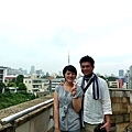 請一位日本兩光妹幫我們合照，但她並不懂，我們是想跟東京鐵塔合照des yo!