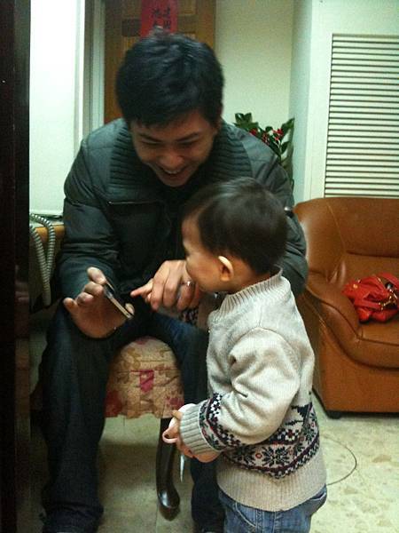 曹小子看見李大王的iPhone就著迷了！
