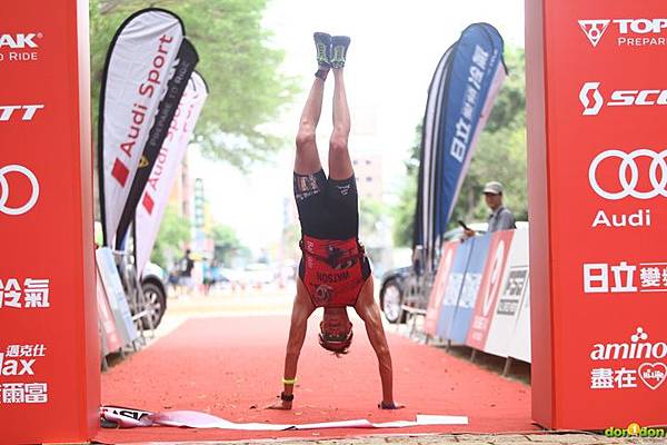 【圖】Eric Watson每年都表演倒立進終點.jpg