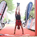 【圖】Eric Watson每年都表演倒立進終點.jpg
