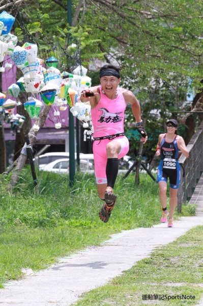 20150425 CHALLENGE TAIWAN 113 國際鐵人賽 路跑鐵花村終點前 陳彥良相片 by 詹偉業 1.jpg