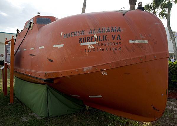 US_Navy_091107-N-8689C-001_The_life_raft_from_the_container_ship_MV_Maersk_Alabama_that_Capt._Richard_Phillips_was_held_captive_in_by_Somali_pirates_is_on_permanent_display_at_the_National_Navy_UDT-SEAL_Museum_in_F