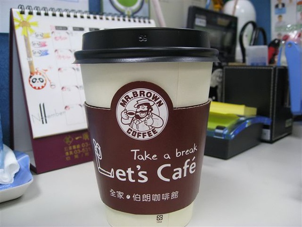 2009.11.17 鯨魚媽嘛送我一杯拿鐵,以前不喝咖啡,現在覺得好好喝喔! 2009.11.17 鯨魚媽嘛送我一杯拿鐵,以前不喝咖啡,現在覺得好好喝喔!