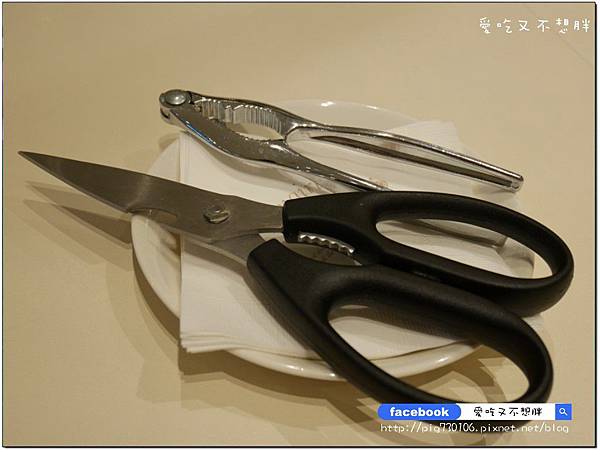 【台北市/美食】中秋聚餐好去處!一整桶巨無霸海鮮桶直接上桌!整隻雞腿超豪邁~冰果甜心。ATT 4 FUN 【台北市/美食】中秋聚餐好去處!一整桶巨無霸海鮮桶直接上桌!整隻雞腿超豪邁~冰果甜心。ATT 4 FUN