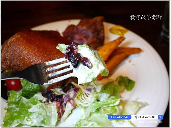 【新北市三重/美食】超大一盤德國豬腳只要588元!邪惡花生起司堡份量十足也才248元!平價氣氛好,約會好場所!鬍子爵士 【新北市三重/美食】超大一盤德國豬腳只要588元!邪惡花生起司堡份量十足也才248元!平價氣氛好,約會好場所!鬍子爵士