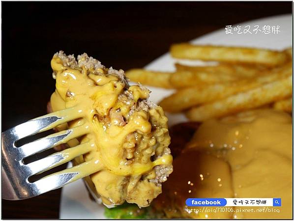 【新北市三重/美食】超大一盤德國豬腳只要588元!邪惡花生起司堡份量十足也才248元!平價氣氛好,約會好場所!鬍子爵士 【新北市三重/美食】超大一盤德國豬腳只要588元!邪惡花生起司堡份量十足也才248元!平價氣氛好,約會好場所!鬍子爵士