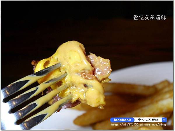 【新北市三重/美食】超大一盤德國豬腳只要588元!邪惡花生起司堡份量十足也才248元!平價氣氛好,約會好場所!鬍子爵士 【新北市三重/美食】超大一盤德國豬腳只要588元!邪惡花生起司堡份量十足也才248元!平價氣氛好,約會好場所!鬍子爵士