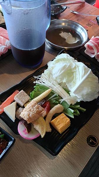 【宜蘭羅東/美食】好吃又平價個人式涮涮鍋。一大盤海龍王只要580元,裡頭還有二個大干貝!湯布院日式火鍋料理專門店《羅東總店》 【宜蘭羅東/美食】好吃又平價個人式涮涮鍋。一大盤海龍王只要580元,裡頭還有二個大干貝!湯布院日式火鍋料理專門店《羅東總店》