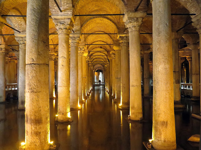 伊斯坦堡必去景點-地下水宮殿Basilica Cistern-1.JPG