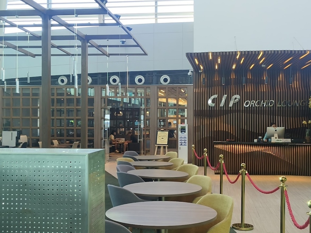 峴港旅遊-小推峴港機場CIP Orchid Lounge-1.jpg