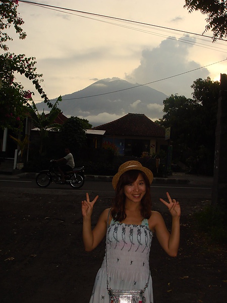 我的背後是阿貢火山，是個活火山